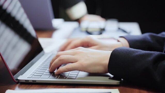 プレゼンの資料を作るビジネスウーマン