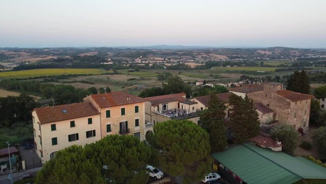 volo con drone su borgo in toscana con persone che cenano su una terrazza