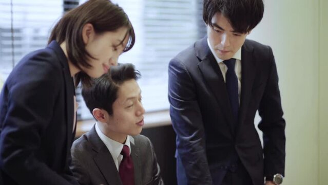 新人にアドバイスをするビジネスパーソン