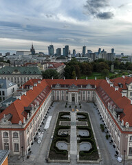 widok z drona na centrum Warszawy, na przodzie stare kamienice i pałac © Arkadiusz