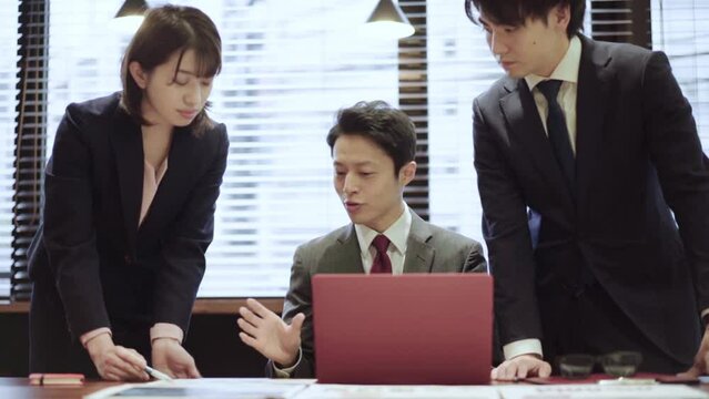 新人にアドバイスをするビジネスパーソン