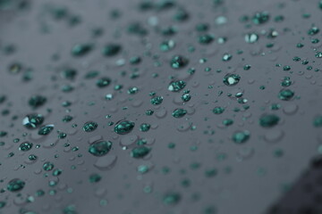 車の窓ガラスの水滴