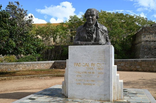 Statue en bronze de Pascal Paoli sculptée par Joël Vergne dans la ville d'Ajaccio en Corse