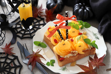 Halloween open sandwich with  fresh persimmon and cream cheese ハロウィン　柿のオープンサンドイッチ　柿のオープンサンド