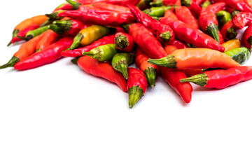 収穫したばかりのカラフルな唐辛子
