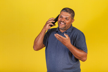 Brazilian black man, adult talking on cell phone, voice call.