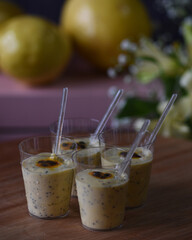 Mousse de maracujá em pequenos copos. Fresco e saudável.