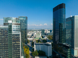 Fototapeta na wymiar wieżowce, drapacze chmur, budynki biznesowe w centrum miasta, warszawa