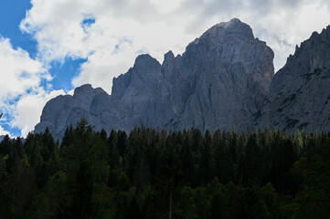 Paysage de montagne autour du village de Sagron Mis dans le massif des Dolomites en Italie en été