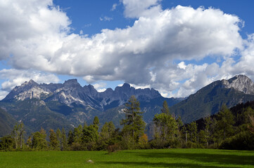 Fototapeta na wymiar Paysage de montagne autour du village de Sagron Mis dans le massif des Dolomites en Italie en été