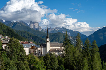 Paysage de montagne autour du village perch&eacute; de Bertolotto dans la province de Belluno entour&eacute; du massif des Dolomites en Italie en &eacute;t&eacute;