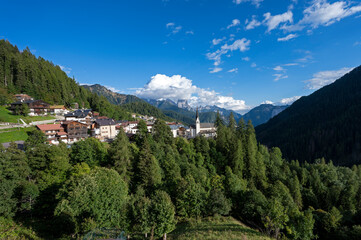 Fototapeta na wymiar Paysage de montagne autour du village perché de Bertolotto dans la province de Belluno entouré du massif des Dolomites en Italie en été