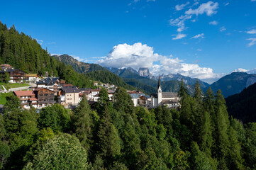 Paysage de montagne autour du village perché de Bertolotto dans la province de Belluno entouré du massif des Dolomites en Italie en été