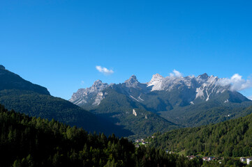 Fototapeta na wymiar Paysage de montagne dans le massif des Dolomites autour du village de Cibiana di Cadore en Italie en été