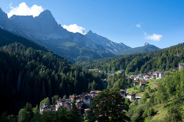 Fototapeta na wymiar Paysage de montagne dans le massif des Dolomites autour du village de Cibiana di Cadore en Italie en été