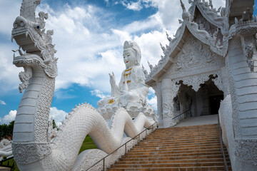 Templo Wat Huay Pla Kang, con estatua gigante de Lady Buda, en Chiang Rai, Tailandia - obrazy, fototapety, plakaty