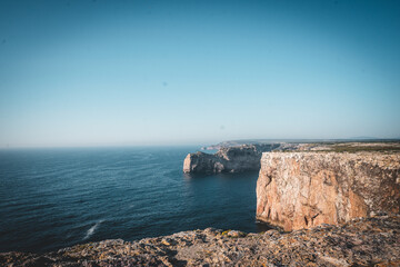 Küstenlandschaft mit Felsen und Meer	