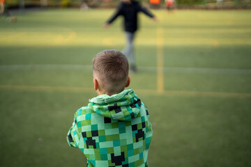 chłopiec grający w piłkę nożną, bramkarz, łapiący piłkę - obrazy, fototapety, plakaty