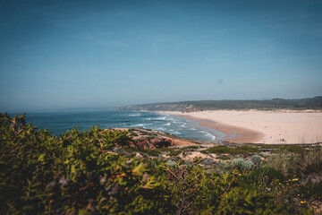 Küstenlandschaft mit Felsen und Meer	