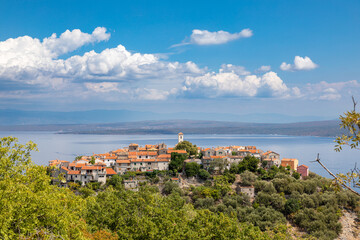 Die schöne Ortschaft Beli auf der Insel Cres liegt auf einem 130 Meter hohen Hügel, Kroatien - obrazy, fototapety, plakaty