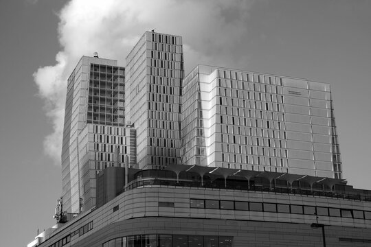 Galeria Kaufhof, Nextower und JW Marriott Hotel an der Hauptwache und Zeil im Licht der Abendsonne am 08.10.2022 in Frankfurt am Main in Hessen in neorealistischem Schwarzwei&szlig;