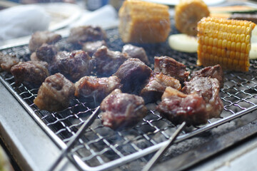 バーベキューのお肉とトウモロコシ
