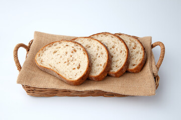 スライスした ライ麦パン 白背景