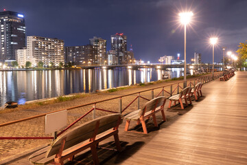 信濃川河畔のベンチと萬代橋の夜景