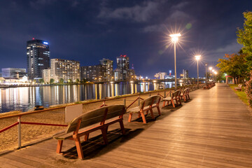 信濃川河畔のベンチと萬代橋の夜景