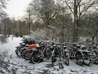 Foto auf Acrylglas Bicycle lined and covered with snow © Unknown Unknown4822/Wirestock Creators