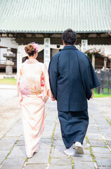 着物で神社にお参りにきた20代の男女