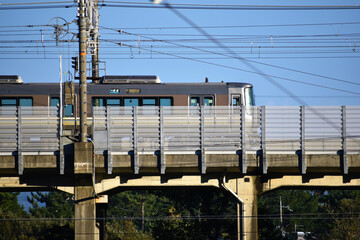 湖西線高架橋鈍行車両風防壁