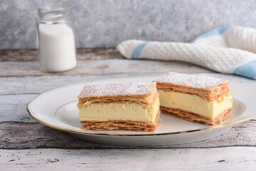 Delicious vanilla cream cake pieces