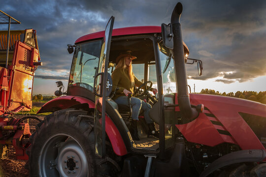 Traktor Frau Bilder – Durchsuchen 13,015 Archivfotos, Vektorgrafiken