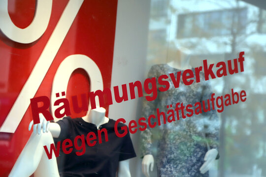 schriftzug an einem schaufenster von einem gesch&auml;ft r&auml;umungsverkauf wegen gesch&auml;ftsaufgabe