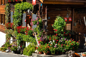 Wohnhaus mit Blumenschmuck in Brienz