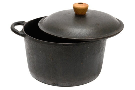 Panela de ferro levemente destampada, utens&iacute;lio usado para cozinhar alimentos	