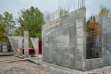 Monolithic structural elements in the construction of a residential building.