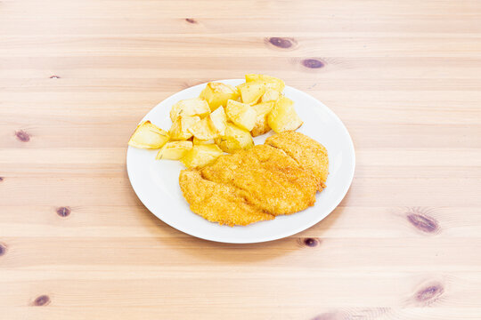 cotoletta, pollo, patate, arrosto, forno, panato, panata, tavola calda, bar, ristorante, casa, fatto in casa, nonna, mamma, ristorazione, genuino, km 0, tavolo, legno, grezzo, cucina, ingredienti