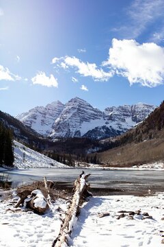 Vertical shot of wintertime Maroon Bells under a cloudy sky in Colorado, USA