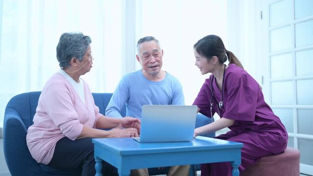 An elderly man in good spirits When informed by the doctor at the hospital of the results of the polite examination that the results of the annual health check are normal, nothing to worry about.