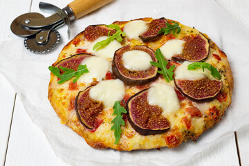 Delicious pizza with figs and arugula