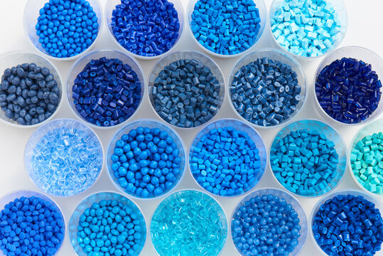 Auswahl an blauen Kunststoff-Granulaten