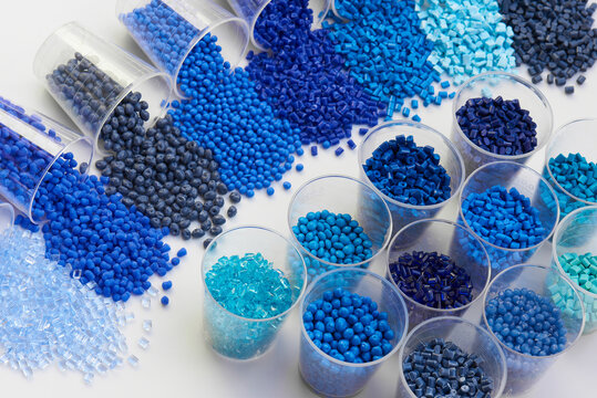 verschiedene blau eingefärbte Kunststoff Granulate im Labor