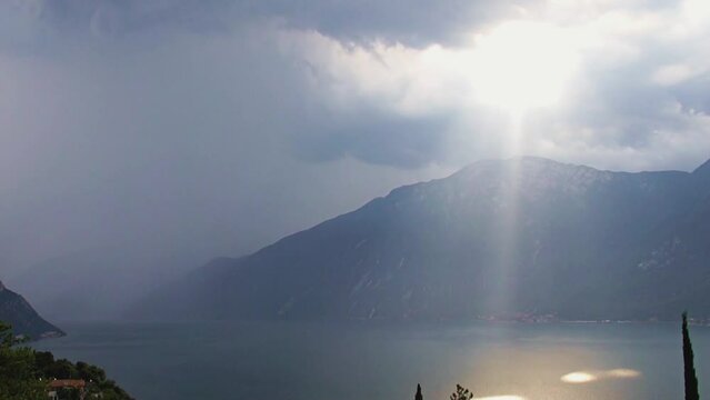 Wolkenformationen &uuml;ber dem Gardasee