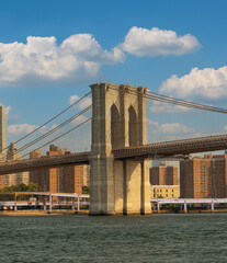 Obraz premium Brooklyn Bridge with a beautiful cloudy sky against the backdrop of Manhattan skyscrapers overlooking the East River