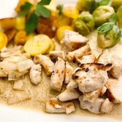 Geschnetzeltes mit Bratkartoffeln und Rosenkohl 