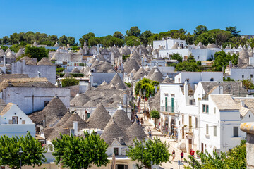 Trulli Viertel auf der Südseite der Stadt namens Rione Monti in Alberobello in Apulien in...