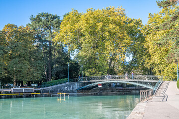 Couleurs d'automne, la plus belle des saisons sur le lac et le vieux Annecy, l'une des plus belles villes de montagne. Le bijou de la Savoie et l'une des emblèmes de la France