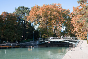 Fototapeta na wymiar Couleurs d'automne, la plus belle des saisons sur le lac et le vieux Annecy, l'une des plus belles villes de montagne. Le bijou de la Savoie et l'une des emblèmes de la France